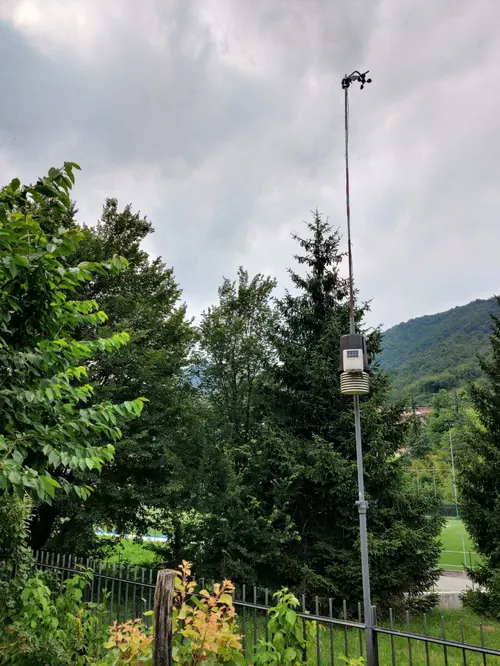 Installazione di anemometro e pluviometro su palo