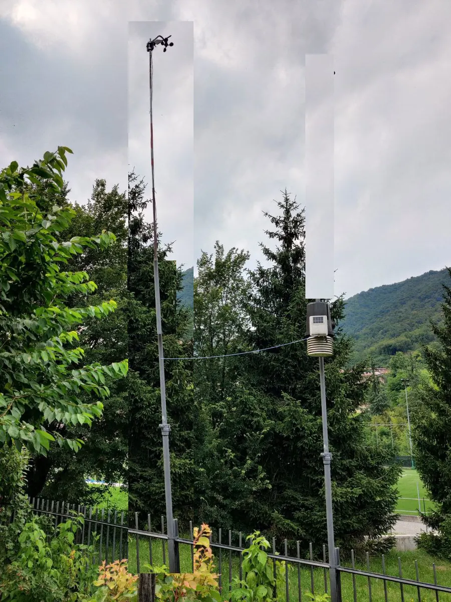 L'anemometro montato da solo su un palo indipendente
